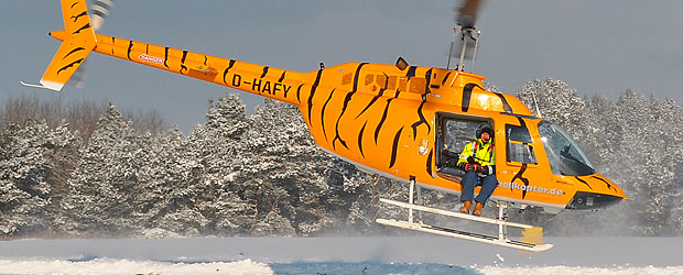 Thomas Eisenack fliegt im Hubschrauber